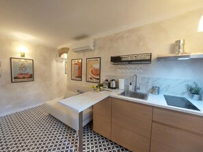 Kühlschrank, Mikrowelle, Wasserkocher mit Kaffee-/Teezubehör