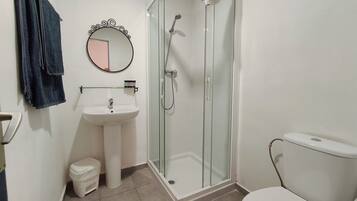 Habitación básica doble | Baño | Jabón, champú y papel higiénico