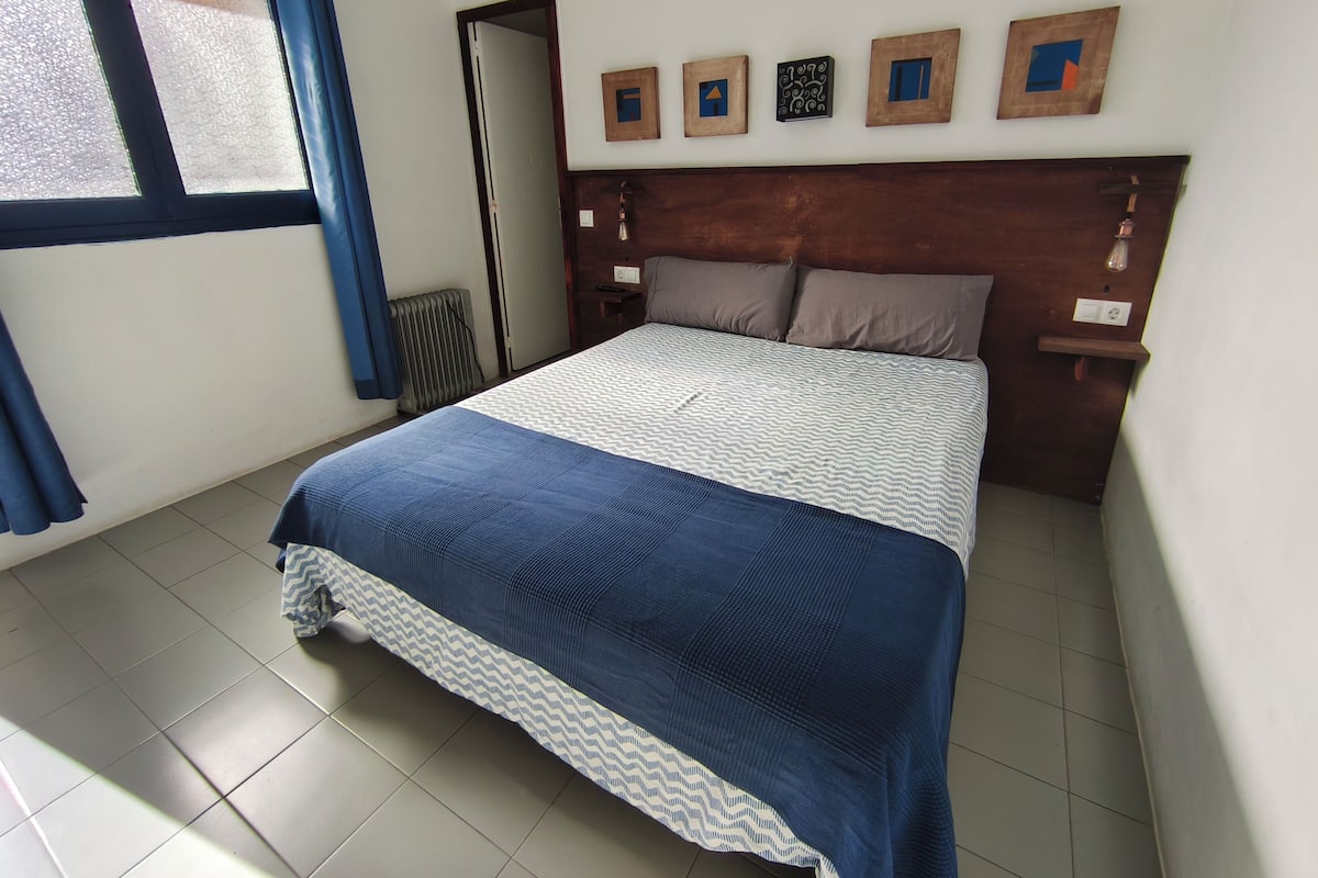 Kahden hengen perushuone | Ilmainen Wi-Fi, vuodevaatteet