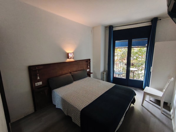 Basic-Doppelzimmer, Balkon, Stadtblick | Kostenloses WLAN