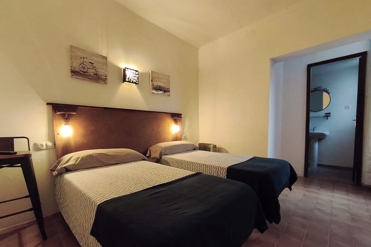 Basic Twin Room | Free WiFi, bed sheets