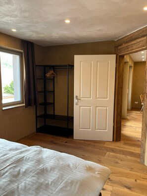 2 bedrooms, WiFi, bed sheets, wheelchair access