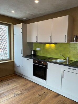 Fridge, oven, stovetop, dishwasher - No.2 Apartment "BioBausewein" – with Private Balcony and Wi-Fi (Iphofen)