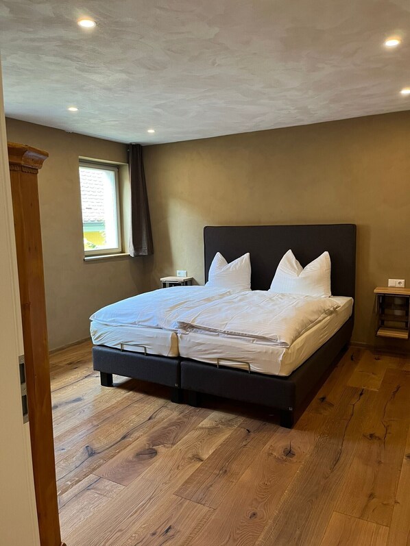 2 bedrooms, WiFi, bed sheets, wheelchair access