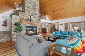 Televisión, chimenea, futbolito y oficina 