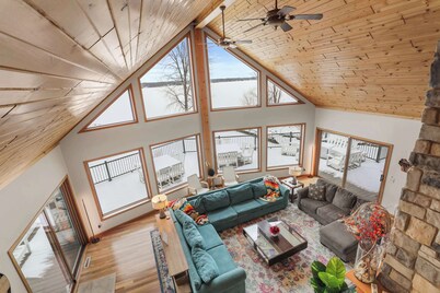 Waterfront - Hot Tub - 10min to DT - Game Room