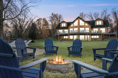 Waterfront - Hot Tub - 10min to DT - Game Room