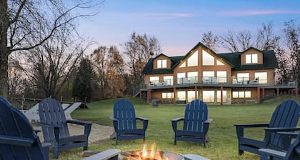Waterfront - Hot Tub - 10min to DT - Game Room