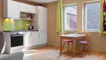 Jääkaappi, uuni, liesi, astianpesukone