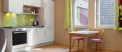 Réfrigérateur, un four, surface de cuisson, lave-vaisselle