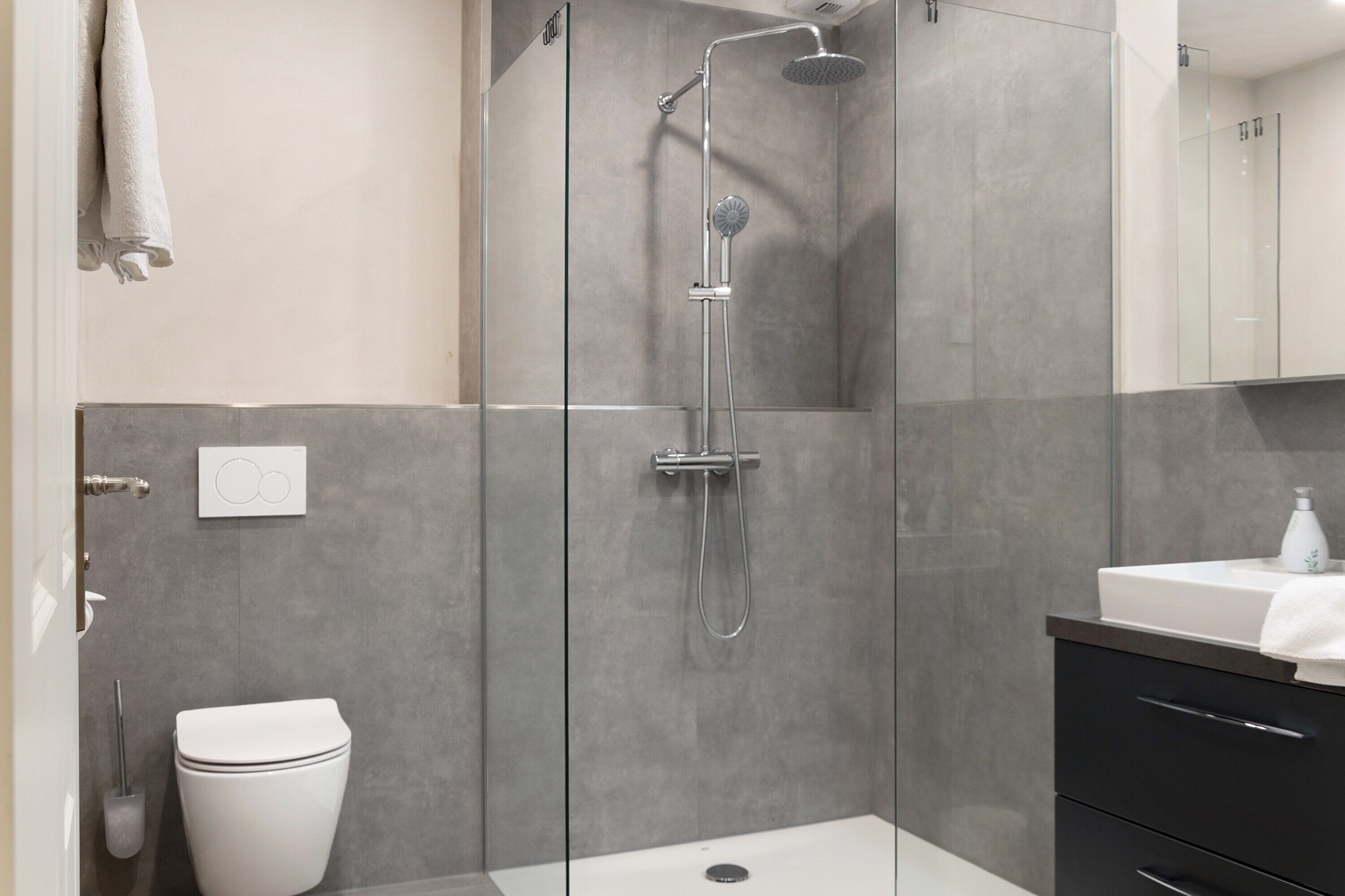 Een douche, gratis toiletartikelen, handdoeken