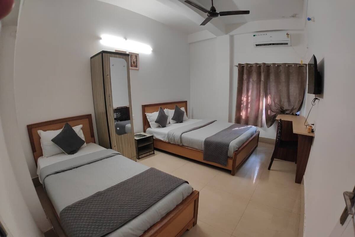 Classic Triple Room | Desk, free WiFi