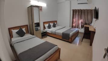 Classic Triple Room | Desk, free WiFi