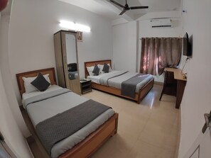 Quarto triplo clássico | Escrivaninha, Wi-Fi de cortesia