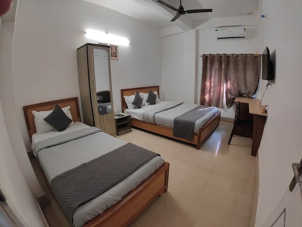 Habitación triple clásica | Escritorio y wifi gratis