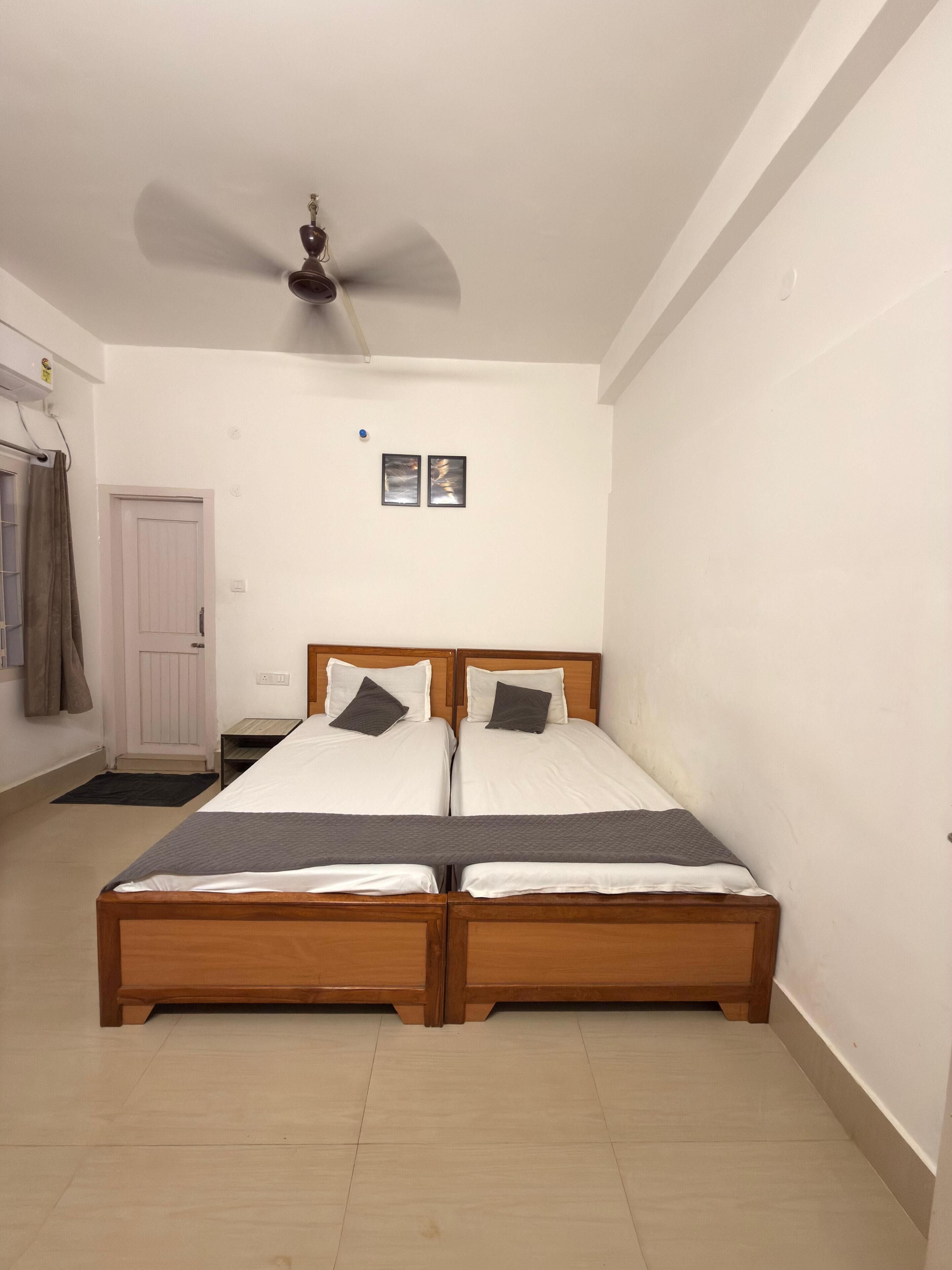 Standard Twin Room | Desk, free WiFi