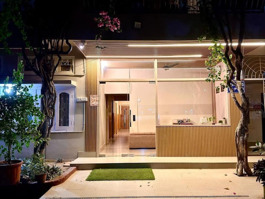 Un edificio moderno con una recepción, un área de espera y una puerta visible que da al interior.