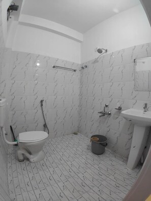 Standard Twin Room | Bathroom
