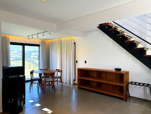 Dining - Loft in the Mantiqueira house. (Gonçalves)