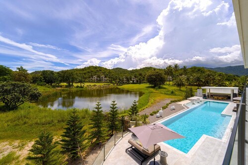 Ultra-Modern 6-Bedroom in GolfCourse PH6