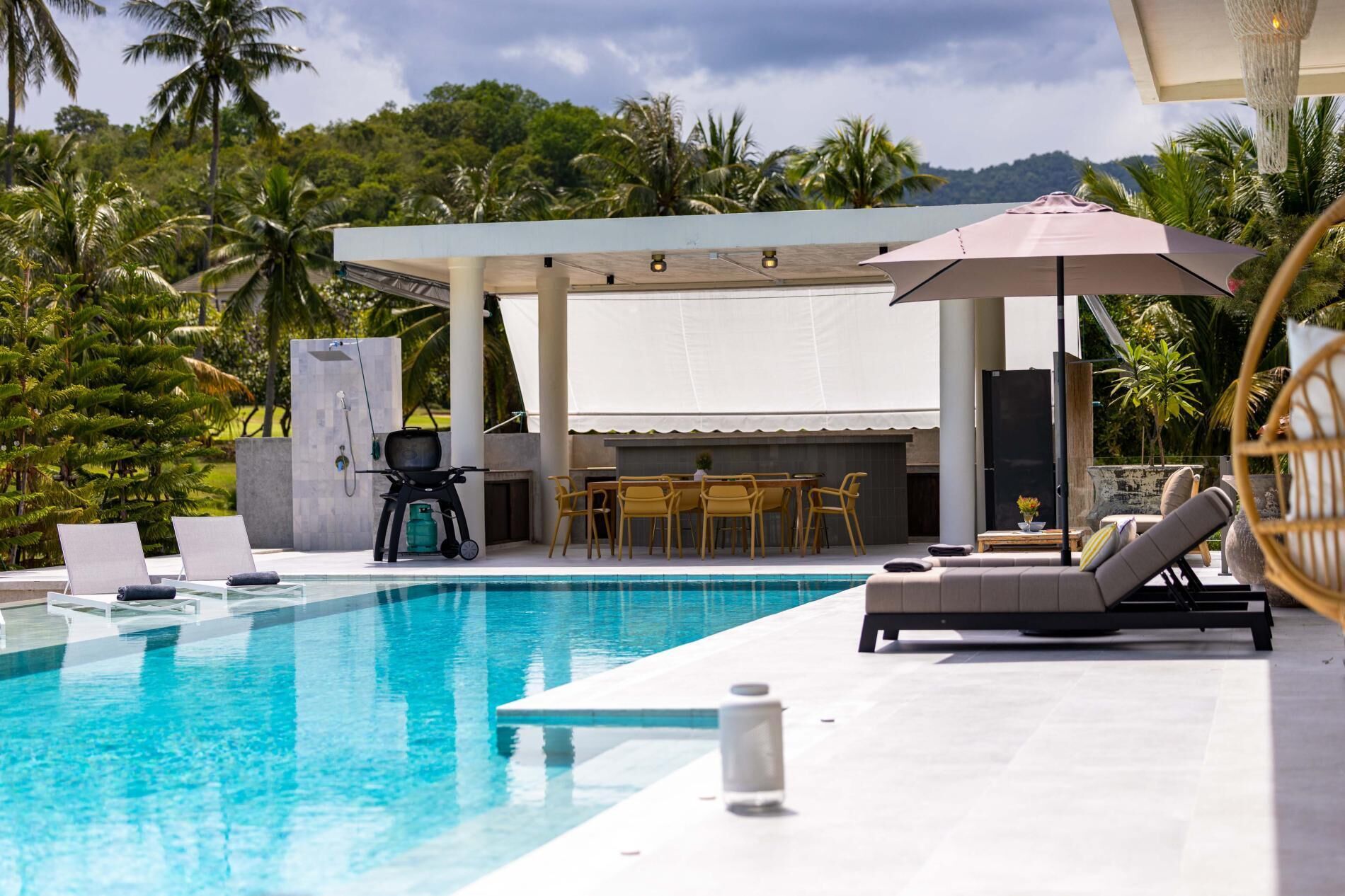 Piscina externa, espreguiçadeiras