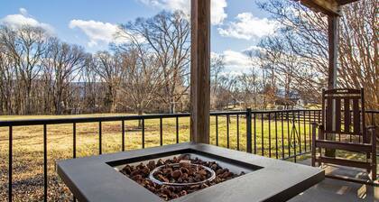 Pool table, firepit, spacious home!