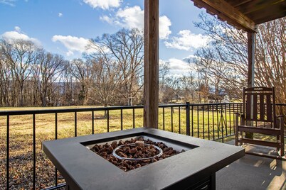 Pool table, firepit, spacious home!