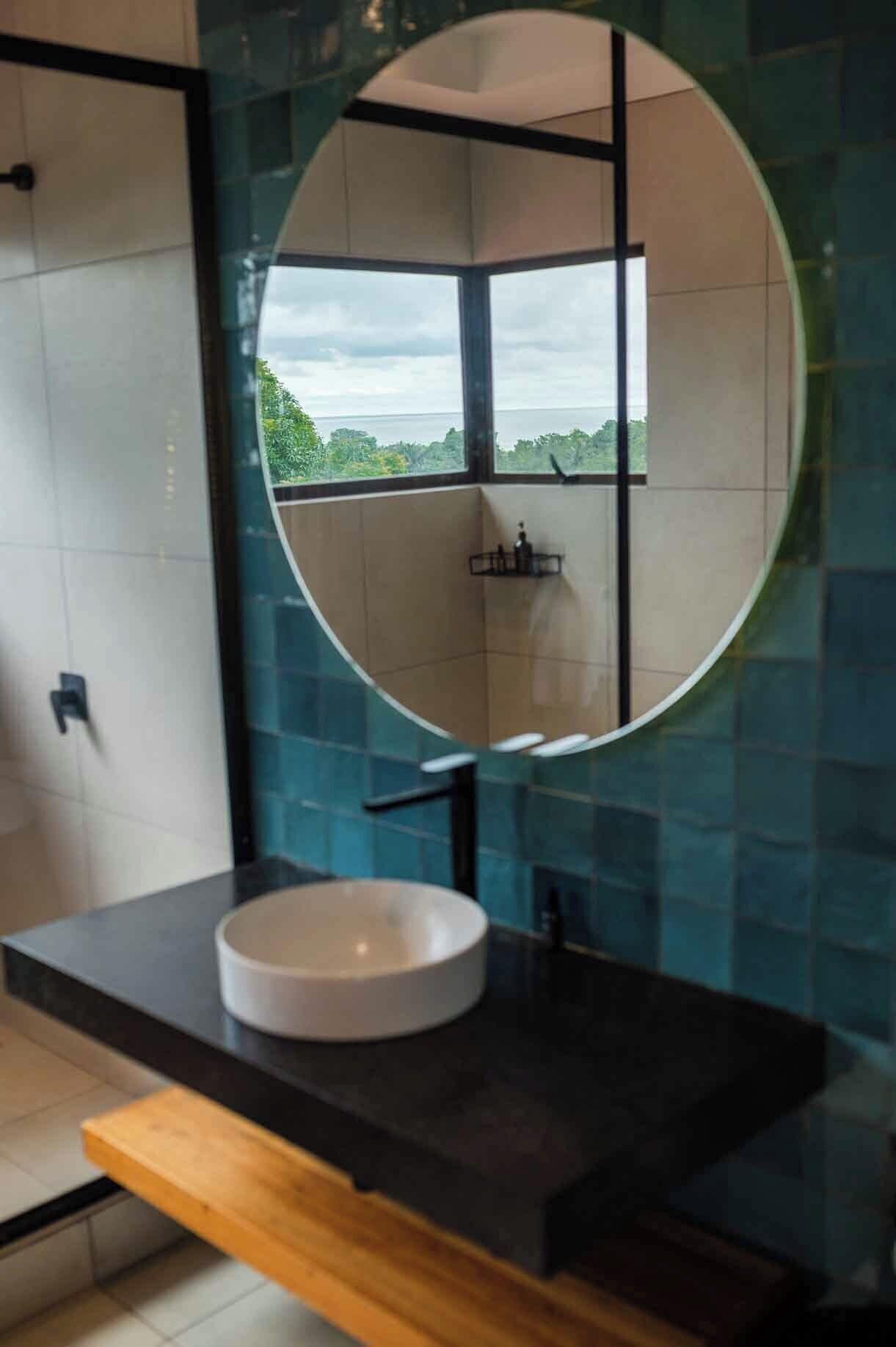 Comfort Studio Suite | Bathroom | Rainfall showerhead, towels, shampoo