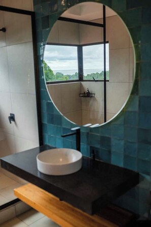 Comfort Studio Suite | Bathroom | Rainfall showerhead, towels, shampoo