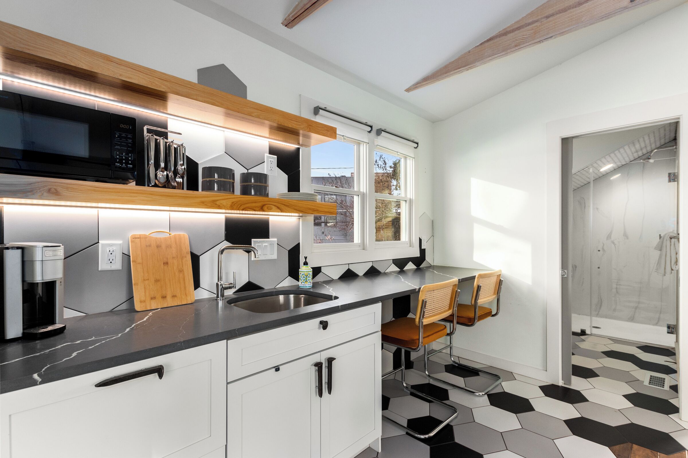 Een koelkast, een microgolfoven, een oven