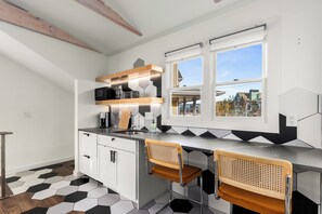 Kjøleskap, mikrobølgeovn, ovn og kokeplater