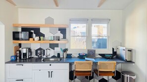 冷蔵庫、電子レンジ、オーブン、コンロ