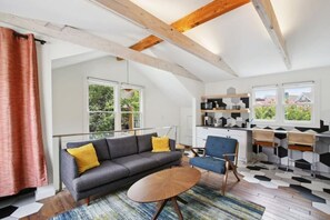 Smart TV - Chic ATL Stay | Private, Near BeltLine + Parking (Atlanta)