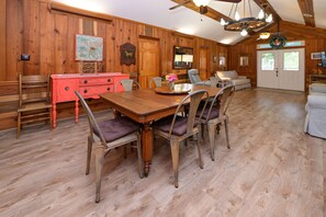 Dining - Vintage Beach Cottage - Jim N’ Pink’s Place (Surfside Beach)