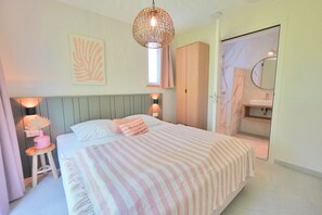 4 bedrooms, WiFi - Modern vakantiehuis aan de kust! (Callantsoog)