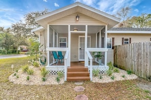 House | 2 bedrooms, Internet - Family Pet Friendly Getaway With Porch Fire Pit Yard (Tampa)