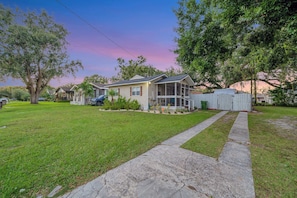 House | 2 bedrooms, Internet - Family Pet Friendly Getaway With Porch Fire Pit Yard (Tampa)