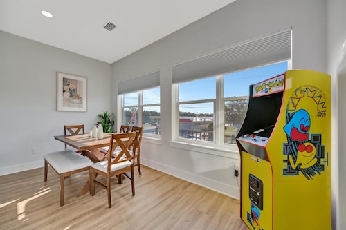 4br3ba Modern Sleeps 10 8 Minutes to Raymond James