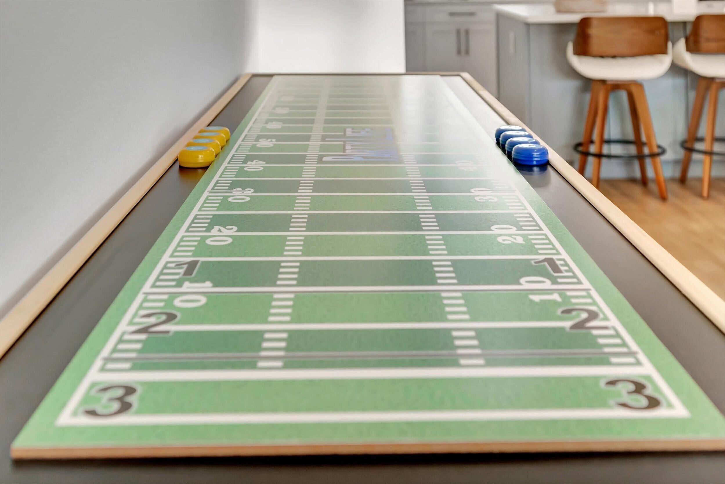 Ein Billardtisch mit grüner Spielvliesbahn und weißen Markierungen.