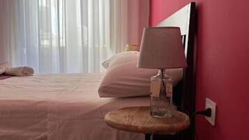 Escrivaninha, cortinas blackout, quartos à prova de som