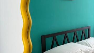 Escrivaninha, cortinas blackout, quartos à prova de som