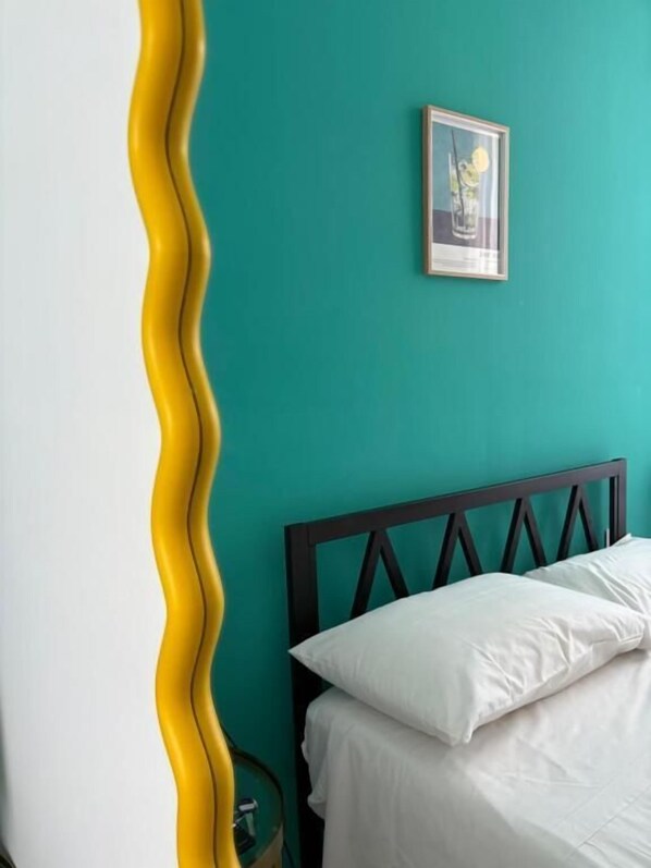 Una scrivania, tende oscuranti, insonorizzazione, ferro/asse da stiro