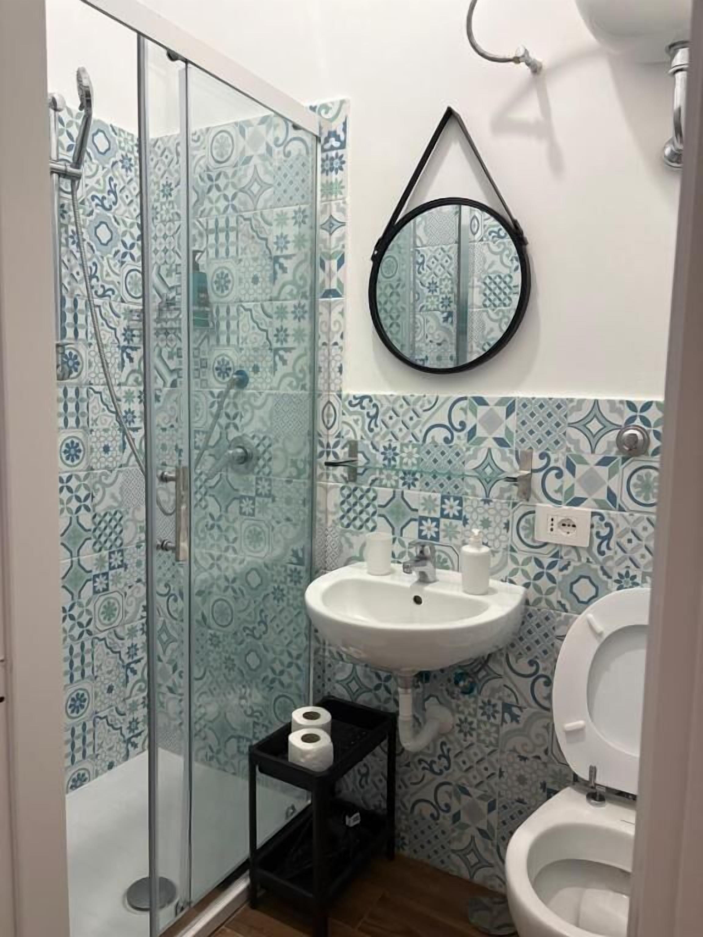 シャワー、バスアメニティ (無料)、ヘアドライヤー、タオル