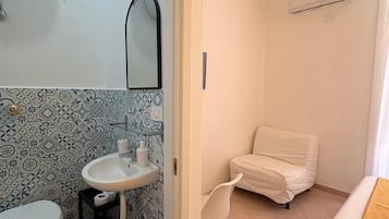 Shower, free toiletries, hair dryer, towels