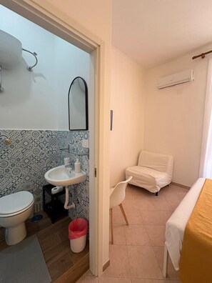 Shower, free toiletries, hair dryer, towels - B&B Napoli Tonic (Naples)