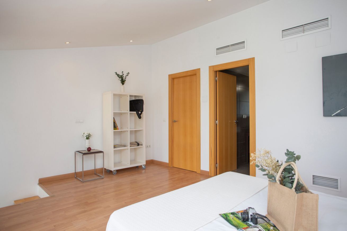 3 habitaciones, tabla de planchar con plancha y ropa de cama 