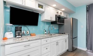 Kjøleskap, mikrobølgeovn, ovn og kokeplater