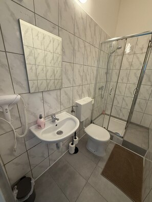 ベーシック アパートメント | バスルーム | シャワー、バスアメニティ (無料)、ヘアドライヤー、タオル