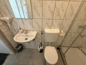 Basic Apartment | Bathroom