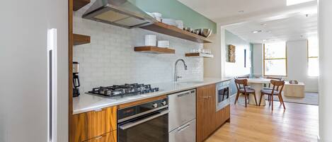 Refrigerador, microondas, horno, placa de cocina